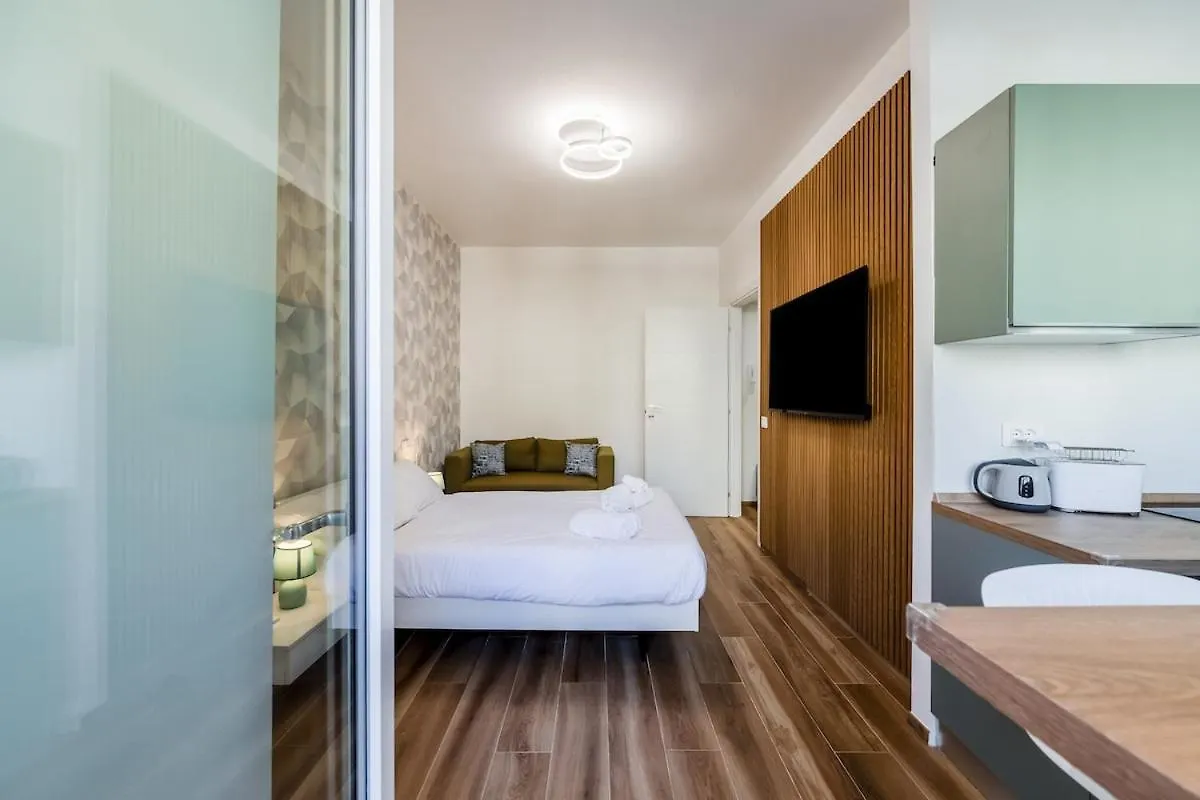 Bright Elegant Flat With Balcony, Milan Portello Apartment