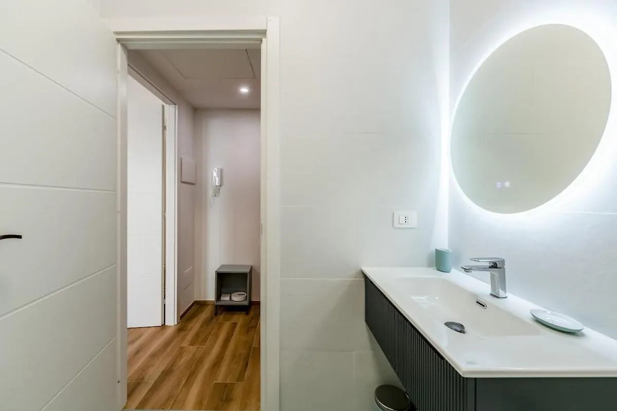 Bright Elegant Flat With Balcony, Milan Portello