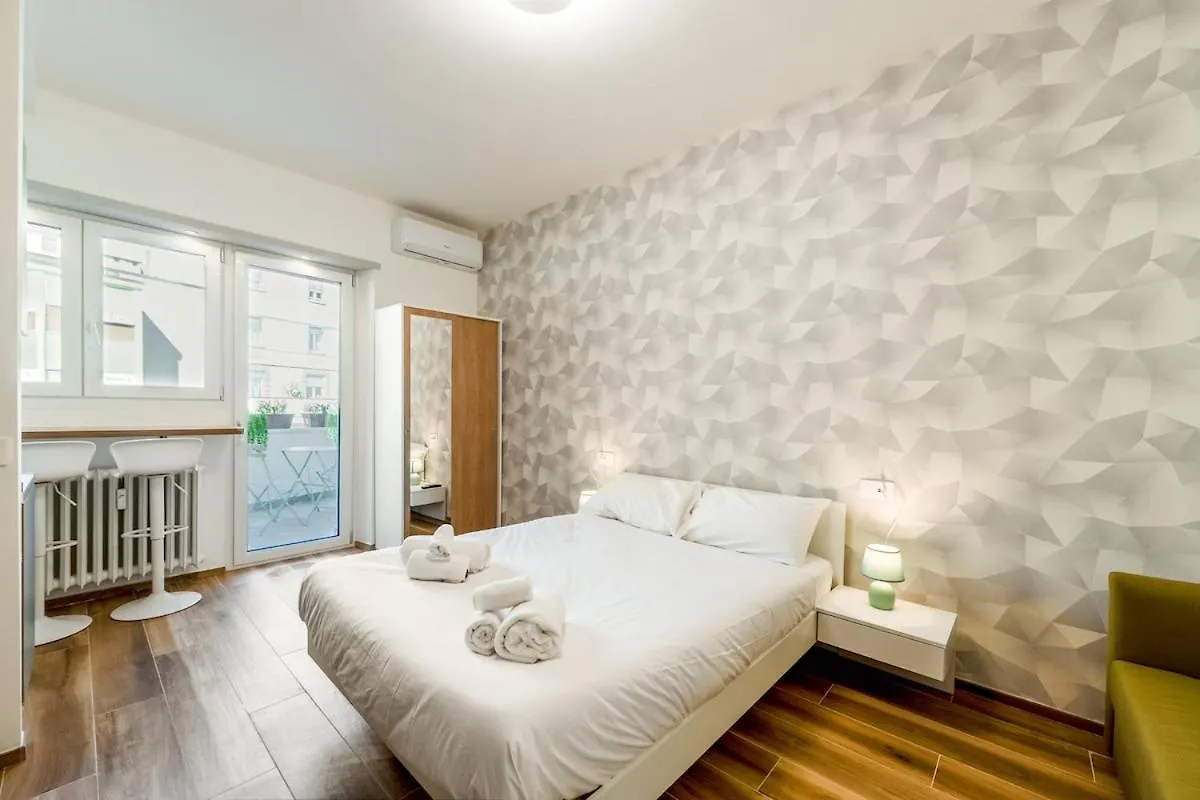 Bright Elegant Flat With Balcony, Milan Portello Apartment