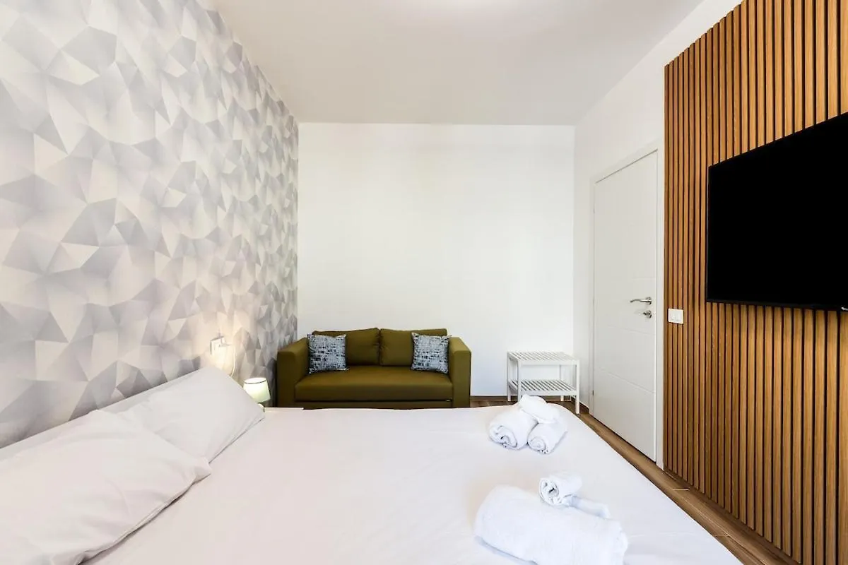 Bright Elegant Flat With Balcony, Milan Portello Apartment